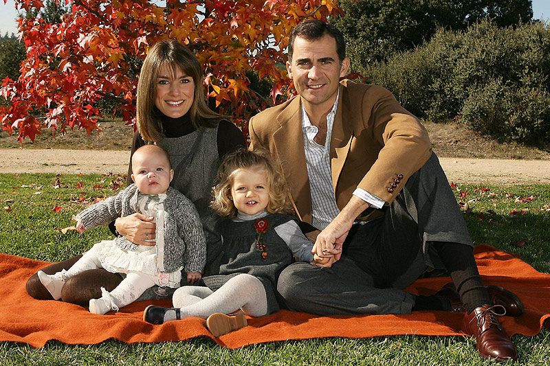 Posado de don Felipe y doña Letizia con sus dos hijas