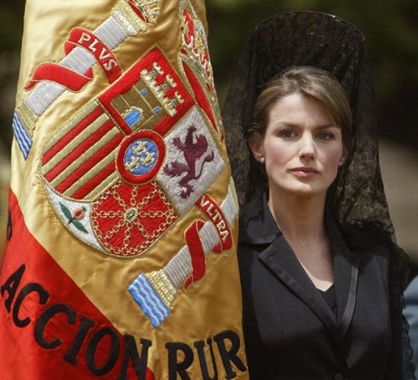 Doña Letizia ha vivido seguro con emoción esta primera entrega de la bandera como Reina que tiene ocasión una década después de la que presidió siendo Princesa, cuando llevaba un año casada con don Felipe y estaba embarazada de la princesa Leonor
