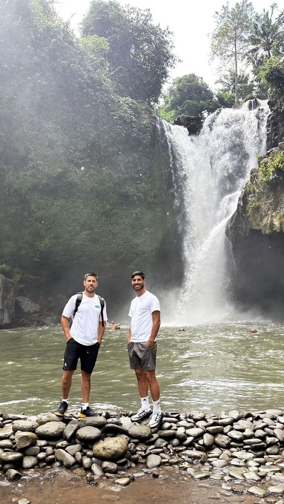 Marco Asensio, con su hermano mayor Igor durante un paseo por Bali