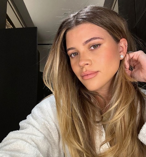 Maquillaje natural y "overblushed" de Sofia Richie 