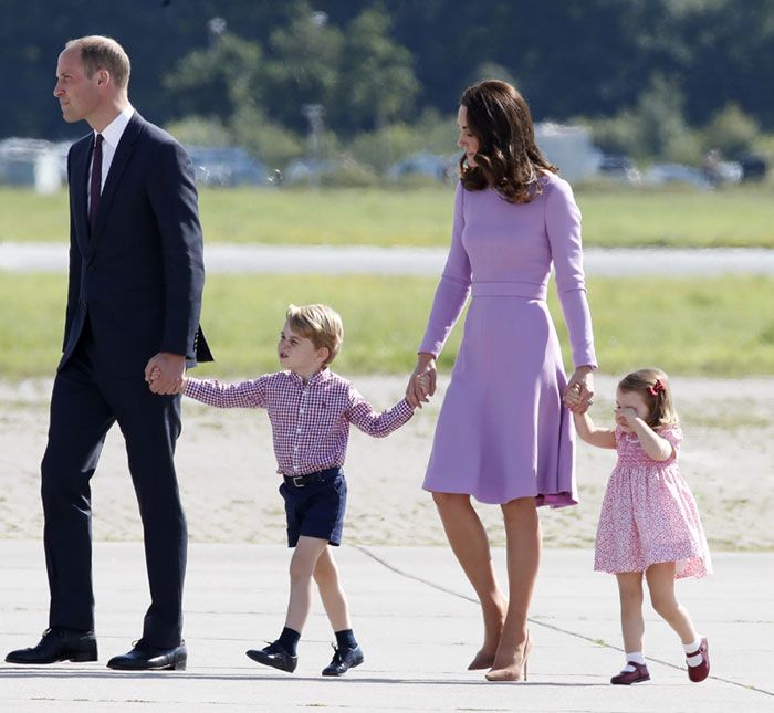 La pequeña caída de Charlotte en el aeropuerto de Hamburgo