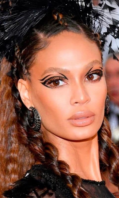 joan smalls con graphic eyeliner