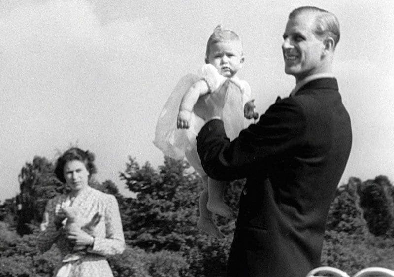 Carlos de Inglaterra de niño con sus padres