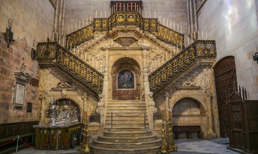 La Escalera Dorada de la Catedral, obra de Gil de Siloé, una de las pioneras del arte renacentista.