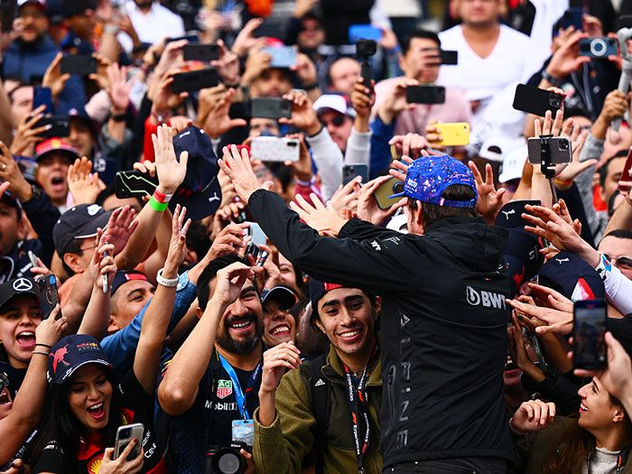 Fernando Alonso con sus fans en México 