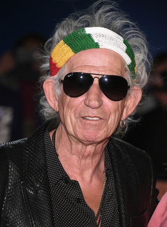 Charlie Puth y el  look de Keith Richards