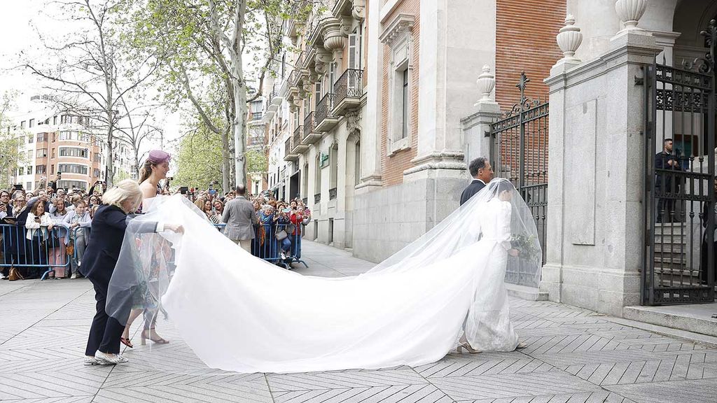 Victoria López-Quesada ayudando a la novia 