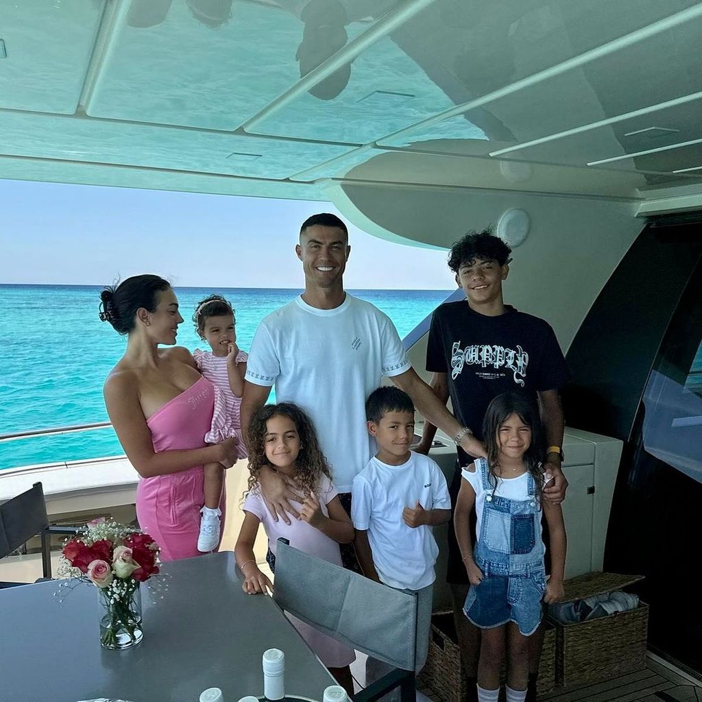 Cristiano y Georgina con sus hijos