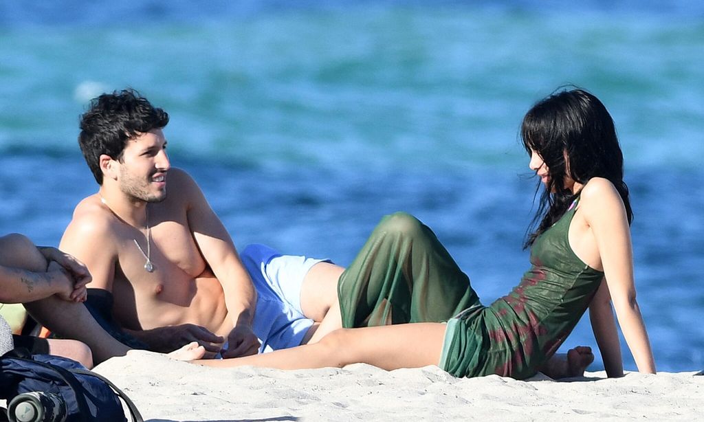 Aitana y Yatra en la playa HOLA PLUS