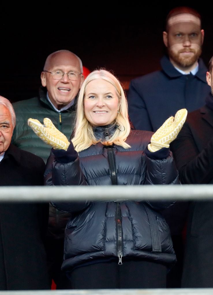 Haakon y Mette-Marit de Noruega viendo un partido de fútbol