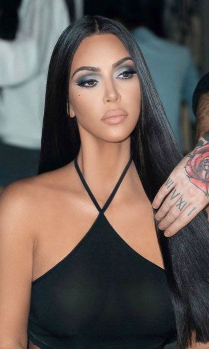 Kim kardashian cabello azabache extra largo