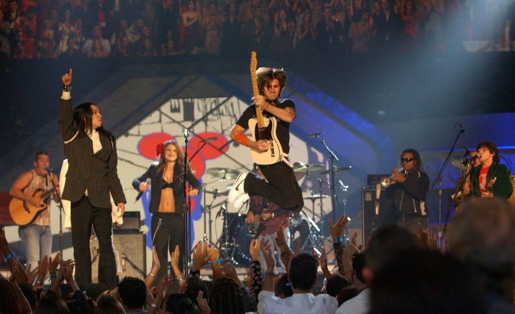 Juanes y Black Eyed Peas en los Latin GRAMMY de 2003.