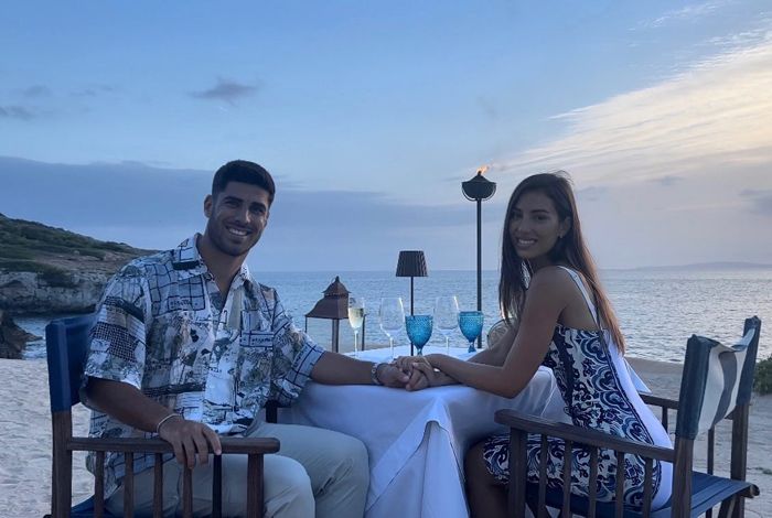 Marco Asensio y Sandra Garal cenando dados de la mano 