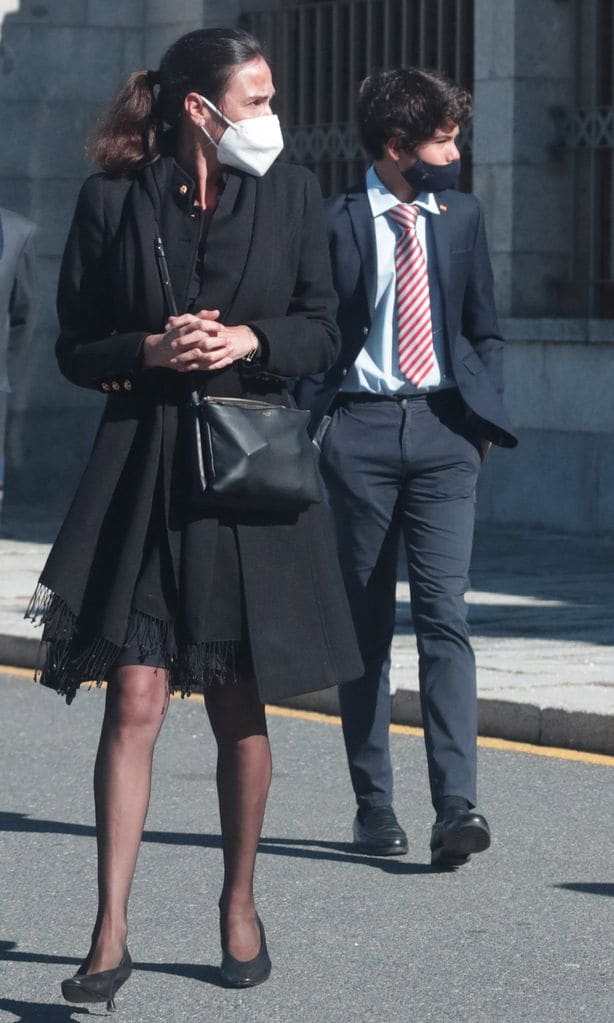 Inés Sastre con su hijo en el funeral de su padre