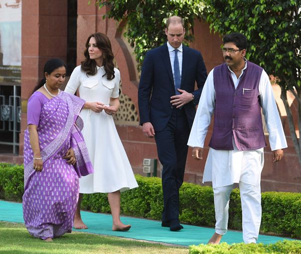 El homenaje a Gandhi nos ha dejado estas curiosas imágenes de los Duques paseando descalzos
