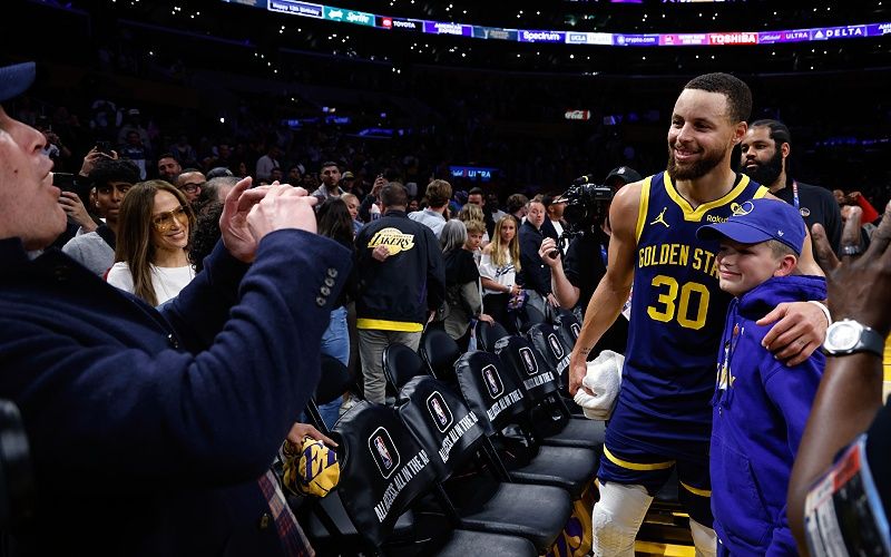 Samuel con el jugador de la NBA