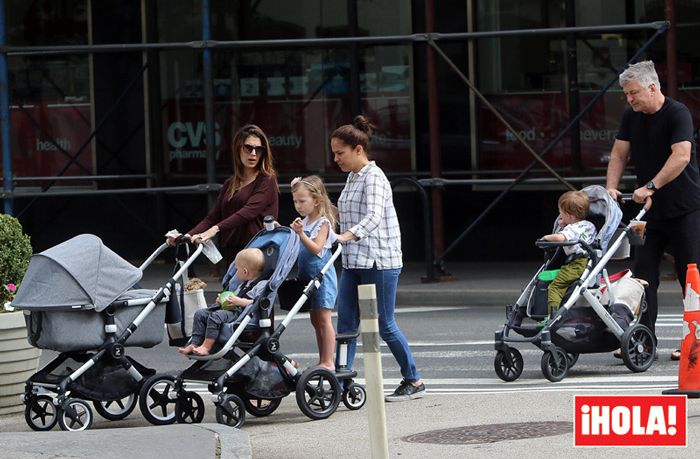 Hilaria y Alec Baldwin, procesión de carritos con su familia numerosa