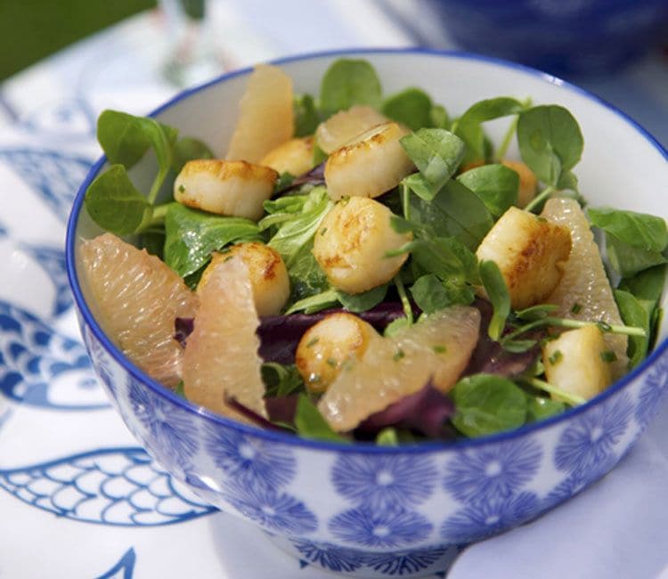 Ensalada de vieiras, canónigos y pomelo