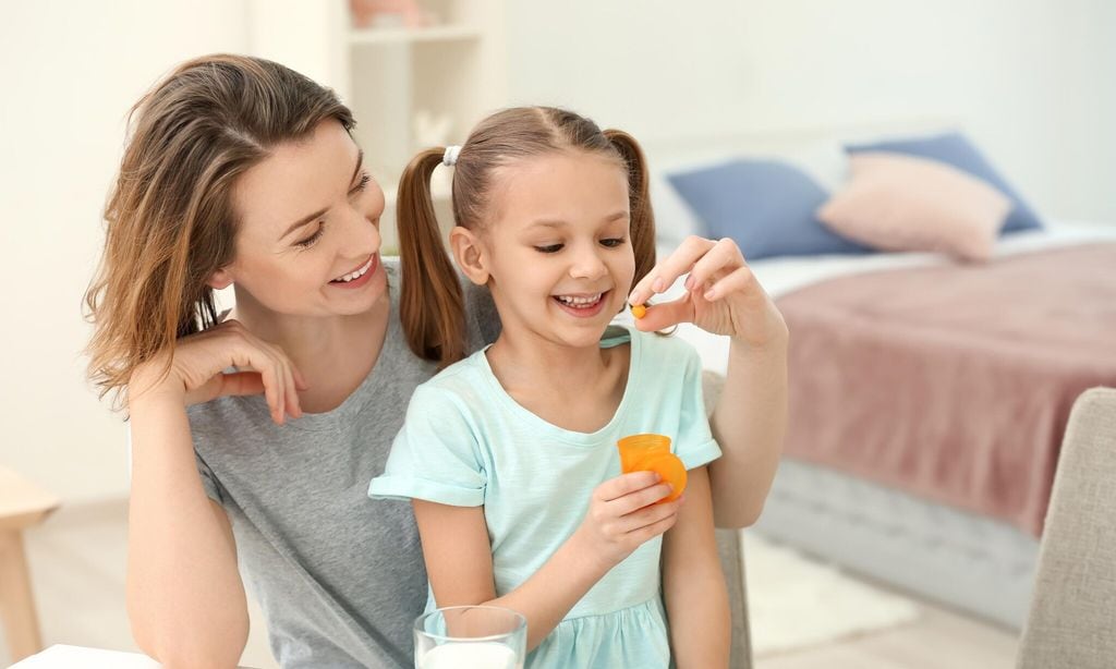 mam dando pastillas a su hija