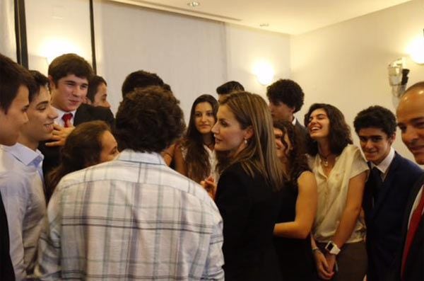 La Reina conversando con los estudiantes, tras la concesión del premio @CasaReal
