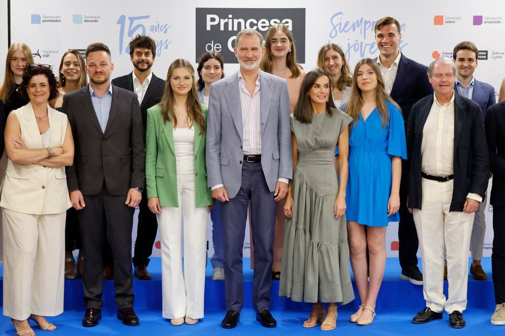 Los Reyes y sus hijas en la reunión con el consejo asesor joven de la Fundación Princesa de Girona