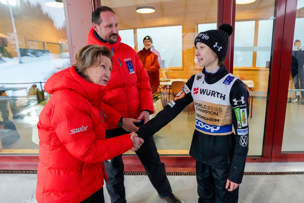 La reina Sonia de Noruega y Haakon de Noruega en los Campeonatos del Mundo de esqui 2025