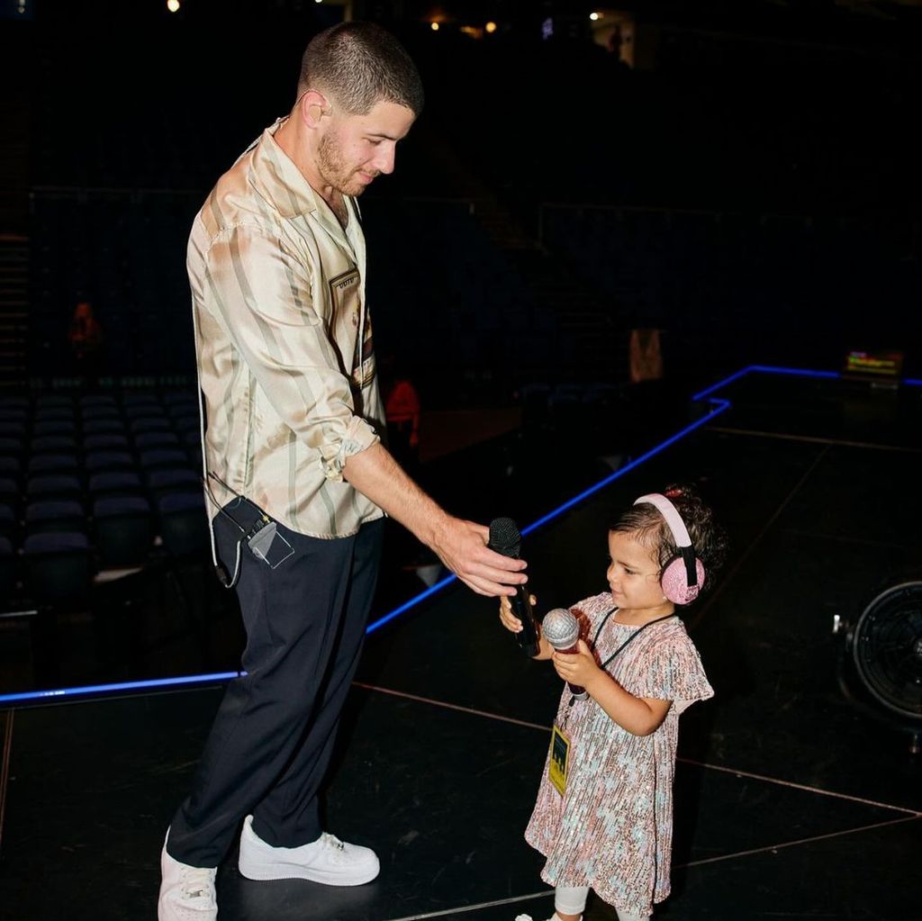 Nick Jonas y su hija Mati en el concierto de los Jonas Brothers en el O2 Arena de Londres, septiembre de 2024