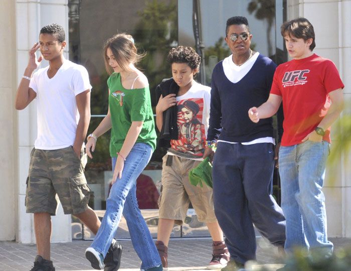 Jaafar Jackson con los hijos de Michael