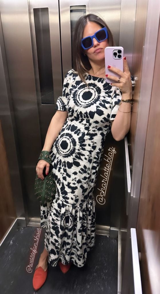 Isabelle Junot con vestido estampado y mules planos