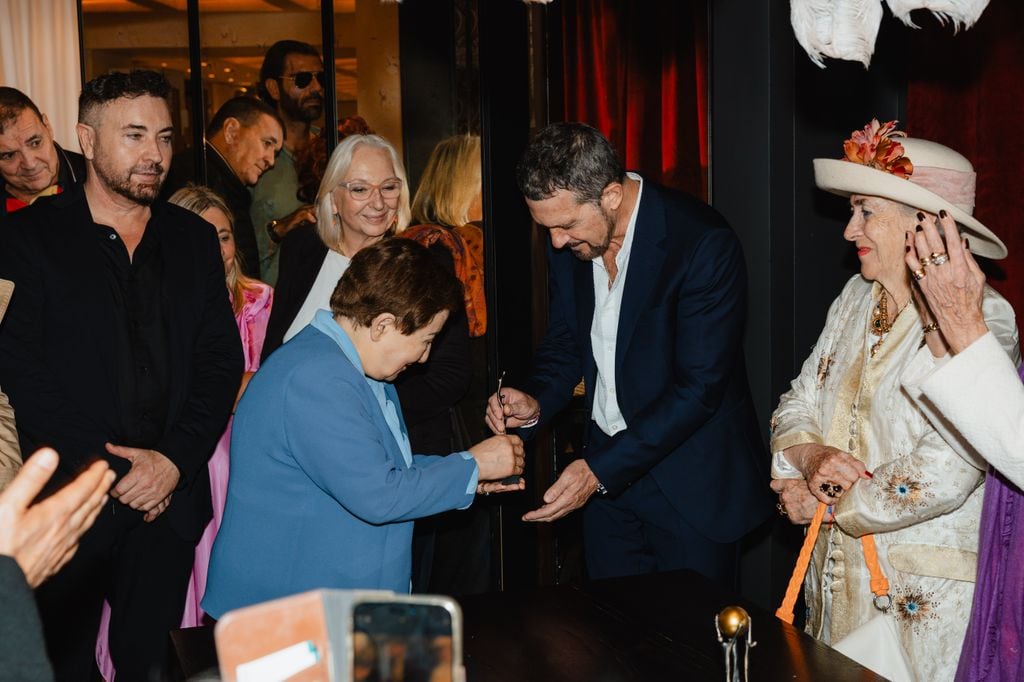 Antonio Banderas recogiendo un premio