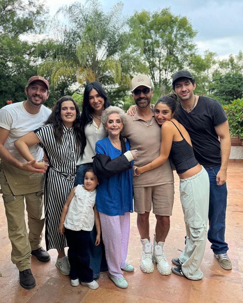 Alejandro Fernández y su familia se reunieron para visitar a doña Cuquita.