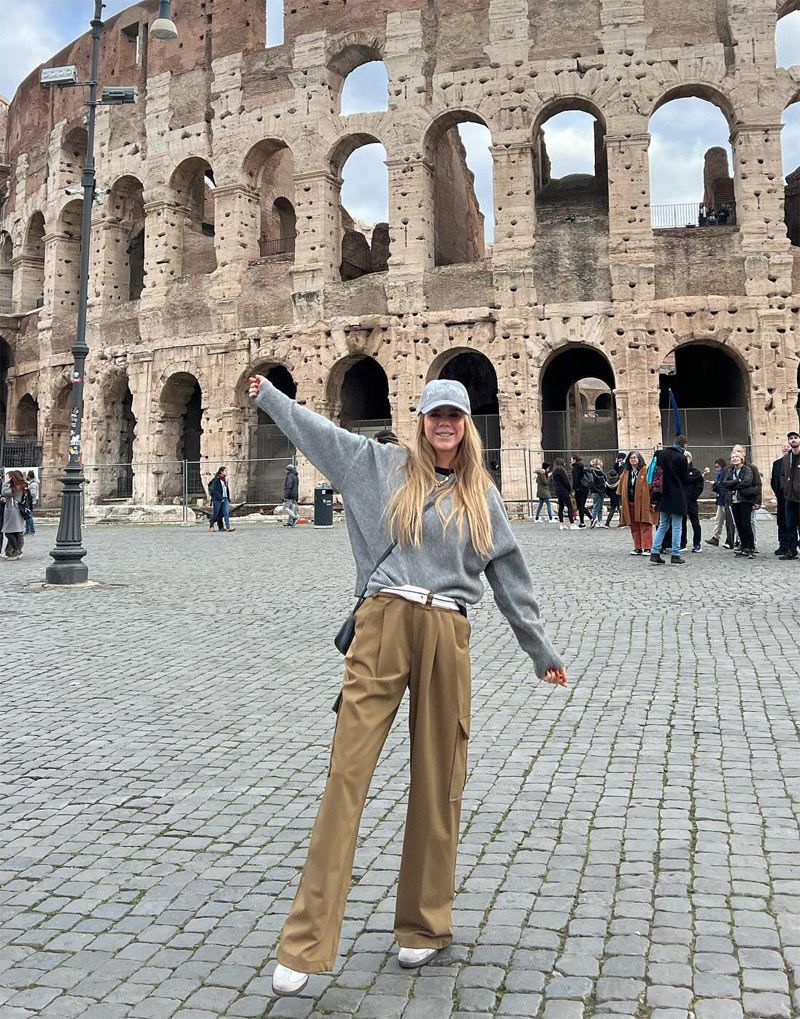 Amelia Bono tiene el look de Zara más versátil para hacer turismo en invierno