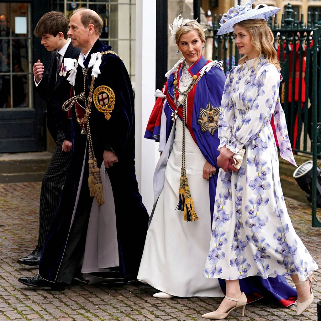 HOLA4111 CORONACIÓN DE CARLOS III Y CAMILLA