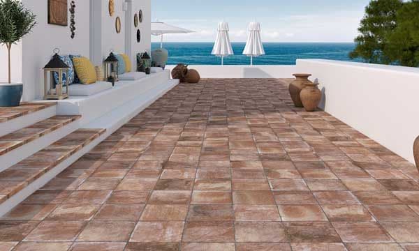 El pavimento Galia de Cerámica Gómez (ceramicagomez.com) se integra a la perfección en espacios mediterráneos. Bello y apto para el exterior, su toque rústico nos encanta.
