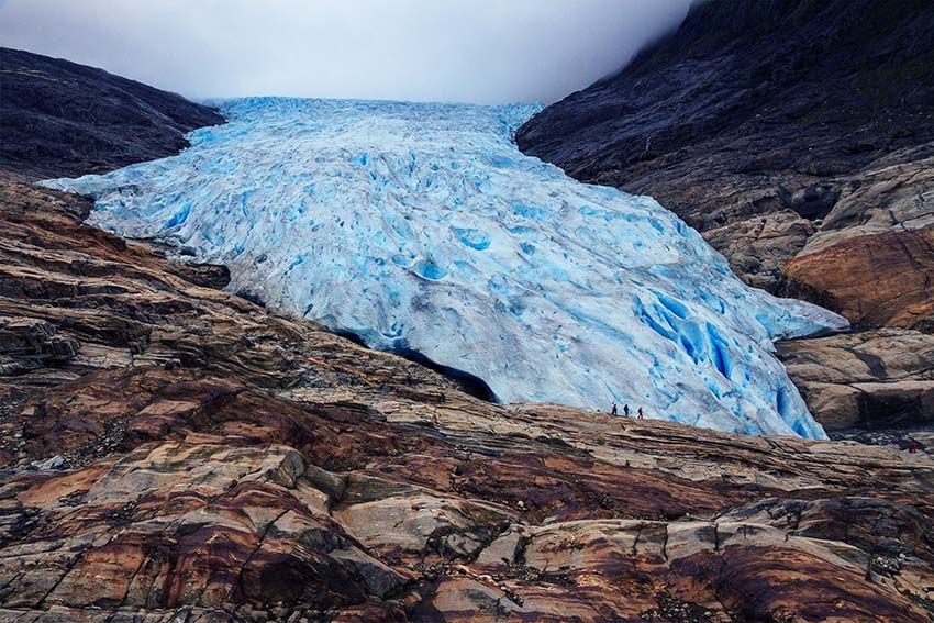 glacier-mountain-stones-noruega