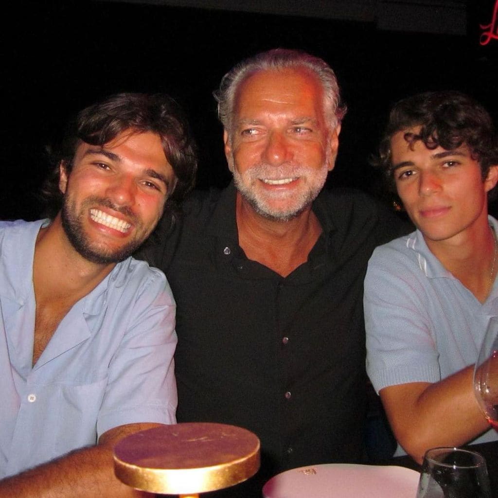 Julian Saad, con su padre y su hermano, Jaime.