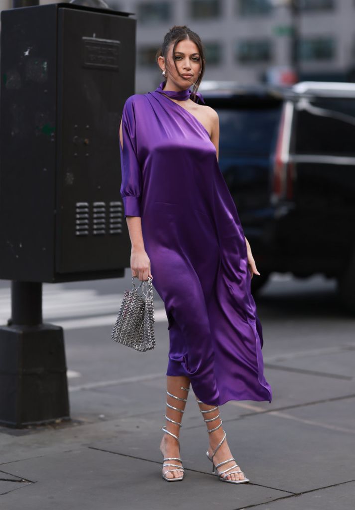 look vestido satinado morado