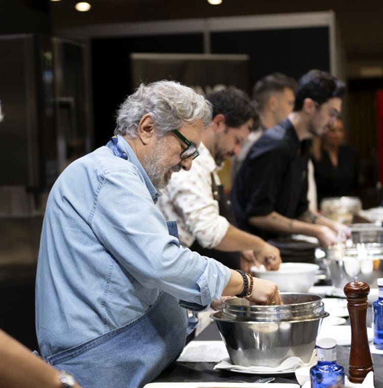 El chef Juanjo López, elaborando su 'Steak tartar' durante el concurso.