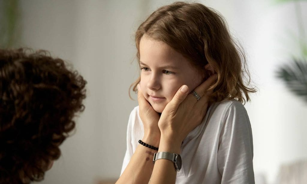 madre acariciando cara hija