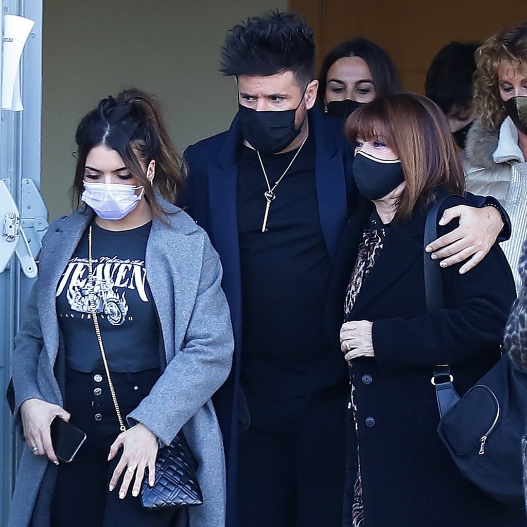 Pablo López junto a su madre y Laura Rubio