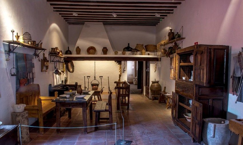 Museo-Casa Dulcinea del Toboso,vista general de la cocina con la alacena y la mesa del comedor tradicional manchego