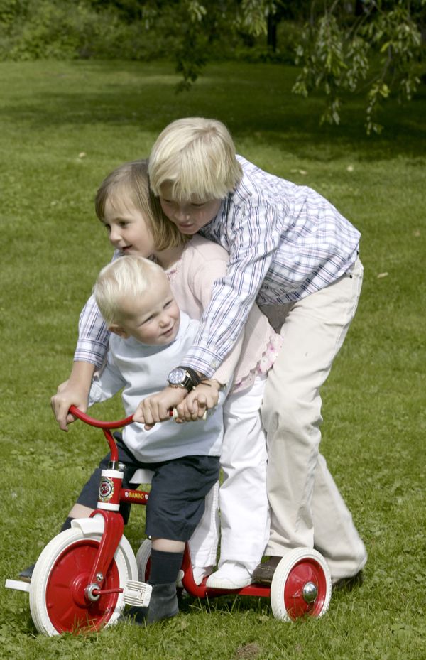 Marius es medio hermano de los príncipes Ingrid Alexandra y Sverre Magnus de Noruega
