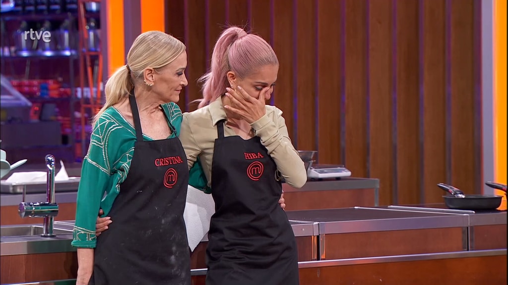 Cristina Cifuentes y Hiba Abouk en MasterChef Celebrity 9