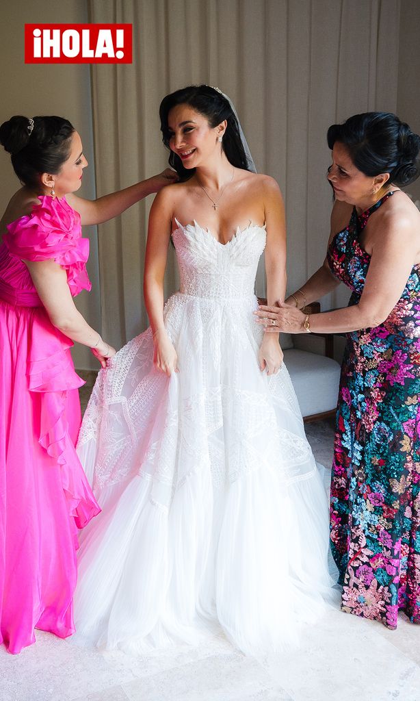 Fotógrafo: David Jon | Maquillaje: Ruth Salinas | Peinado: Gabriela Montes de Oca | Vestido de boda: Maria Farbinni /Panache Bridal |Traje del novio: Josh Kercher | Reloj Martha: Cartier | Reloj lewis: AP | Anillos de compromiso y boda: CELI by Chau Lui | Planner: Love on Top Weddings by Paty Gonzalez | Flores: The floral experience by Luis Salas 
Locación: Fairmont Mayakoba & El Pueblito | PR: Non Agency
