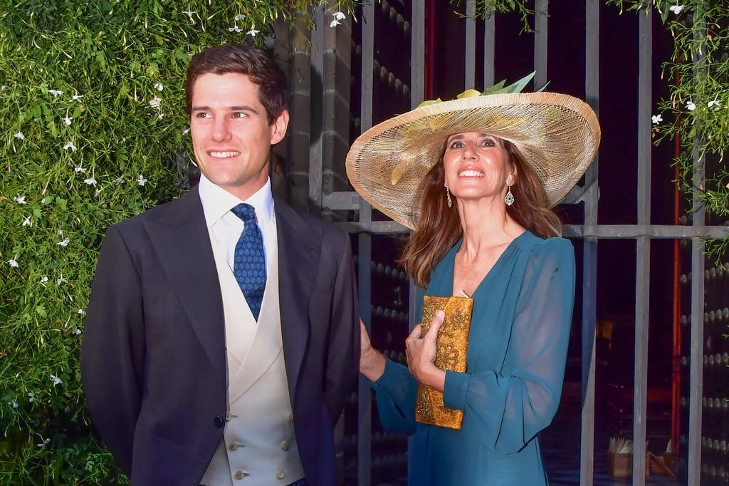 María Carrión con su hijo, José Entrecanales, el día de su boda con Claudia Osborne