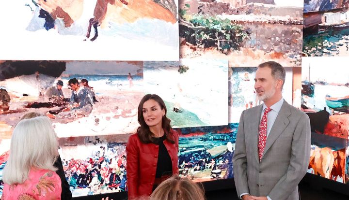 La reina Letizia rescata su chaqueta de cuero rojo con vestido de Mango