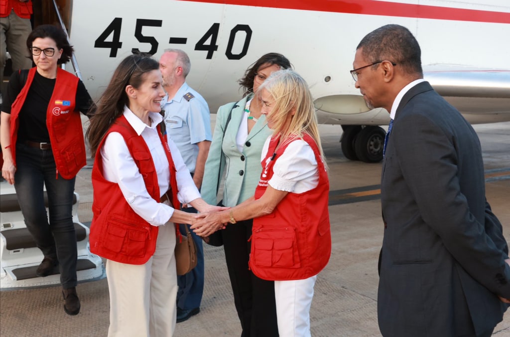 Llegada de la Reina al Aeropuerto Internacional Nelson Mandela para conocer el trabajo de la Cooperación Española en igualdad de género, desarrollo integral y economía azul con Cabo Verde