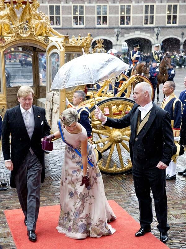 La reina Máxima se preocupó de no mojar el vaporoso vestido de Jan Taminiau, uno de sus diseñadores incondicionales y al que recurrió para el día más importante de su vida real
