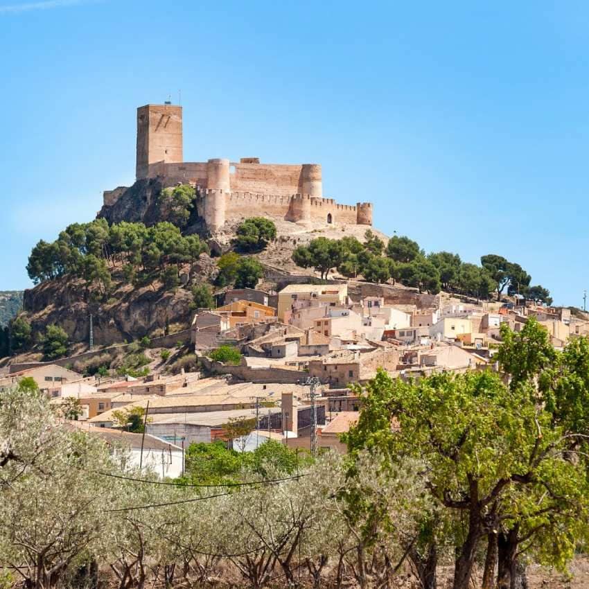 panoramica del pueblo y el castillo de biar alicante