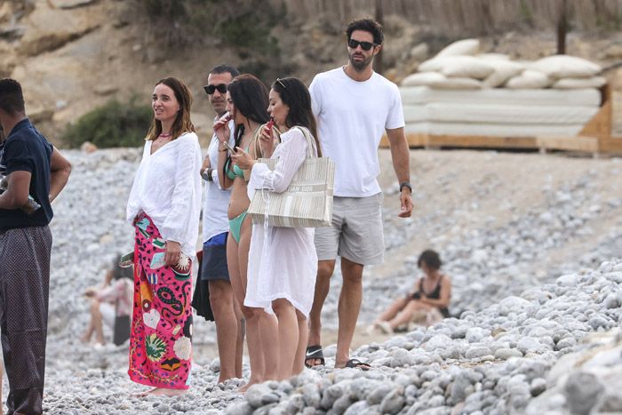 Juan Betancourt junto a un grupo de amigos en Ibiza